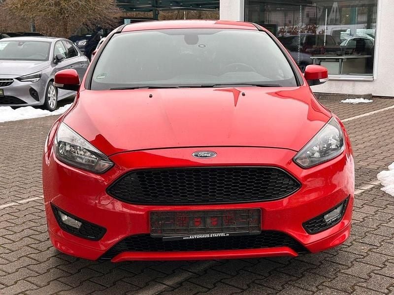 Usado Ford Focus ST-Line 140 CV (102 kW) 2018 Rojo Familiar