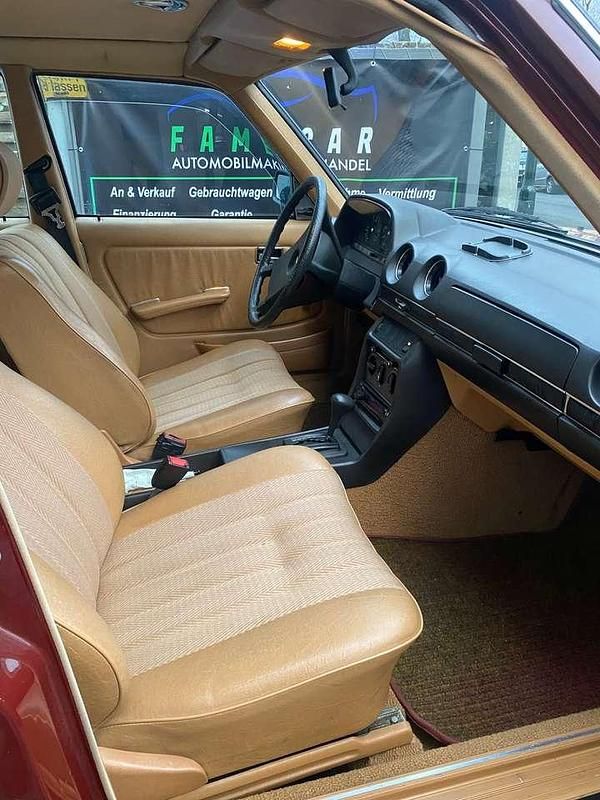 Gebraucht Mercedes 200 109 PS (80 kW) 1982 Rot Limousine