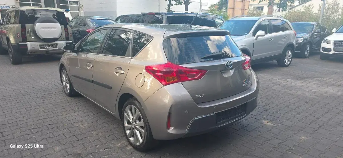 Gebraucht Toyota Auris Hybrid 99 PS (72 kW) 2013 Grau Limousine