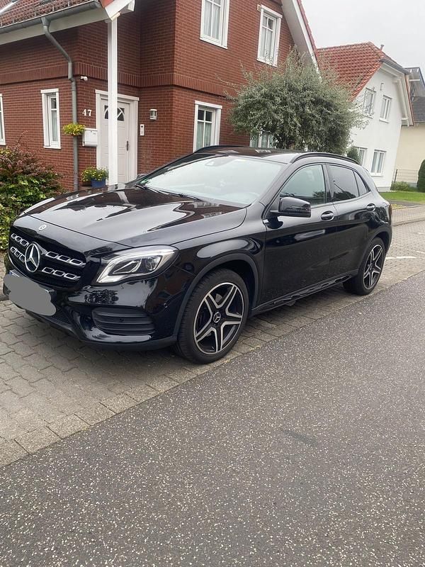 Schwarz Gebraucht 2019 Mercedes GLA220 AMG SUV | 20.500 € (Guter Preis) - Bild 1/4