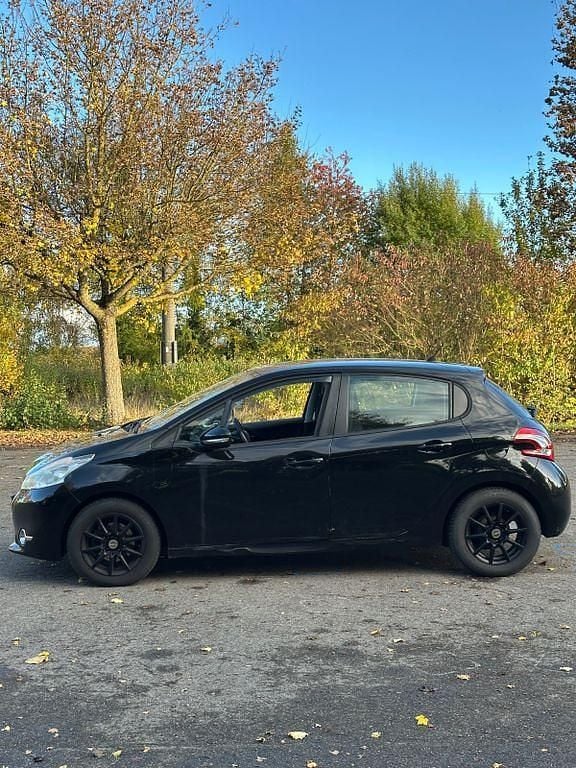 Gebraucht Peugeot 208 82 PS (60 kW) 2012 Schwarz Kleinwagen