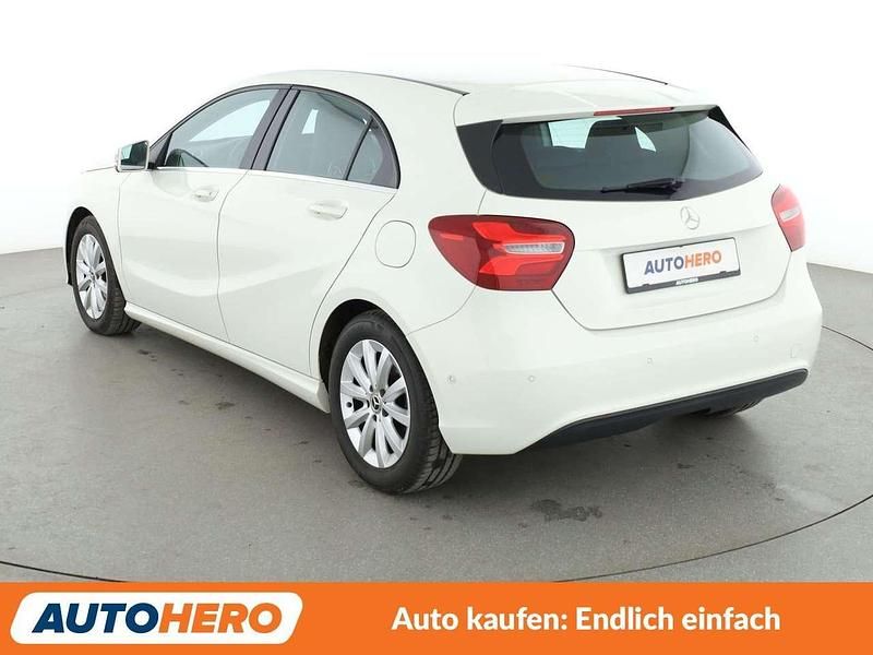 Gebraucht Mercedes A180 Style 122 PS (89 kW) 2017 Weiß Limousine