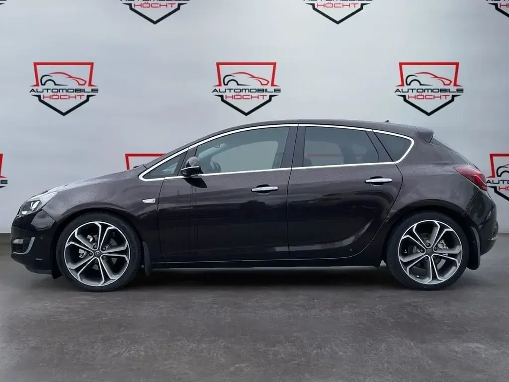 Usata Opel Astra Innovation 170 CV (125 kW) 2013 Marrone Berlina