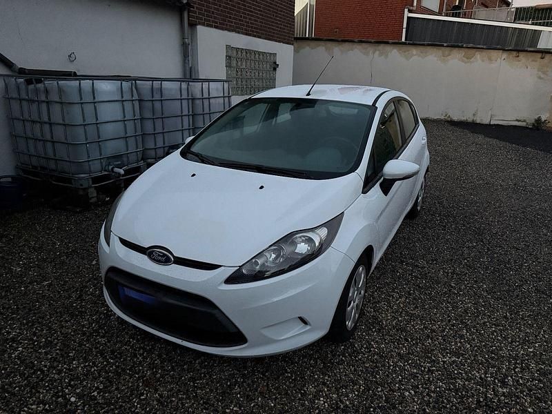 Weiß Gebraucht 2011 Ford Fiesta Trend Limousine | 3.200 € (Fairer Preis) - Bild 1/4