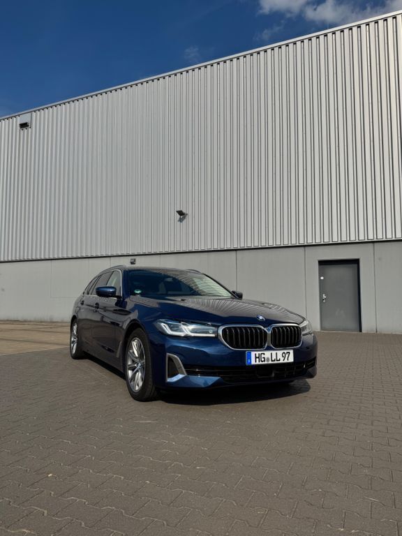 Blau Gebraucht 2021 BMW 530 Luxury Line Kombi | 42.900 € (Etwas zu teuer) - Bild 1/4