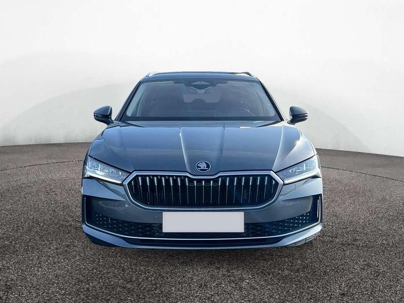 Neu Skoda Superb Selection 193 PS (141 kW) 2025 Graphitegrau Kombi