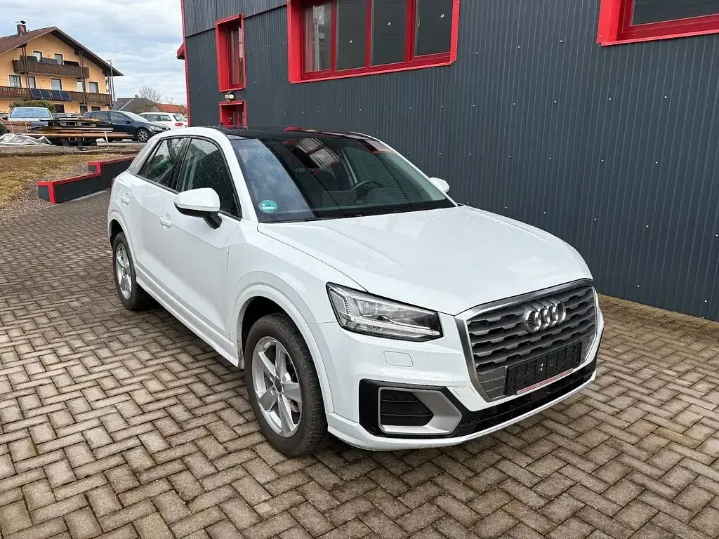 Gebraucht Audi Q2 Sport 150 PS (110 kW) 2020 Gletscherweiß metallic SUV