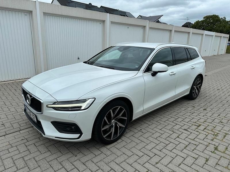 Weiß Gebraucht 2018 Volvo V60 Momentum Kombi | 17.400 € - Bild 1/4