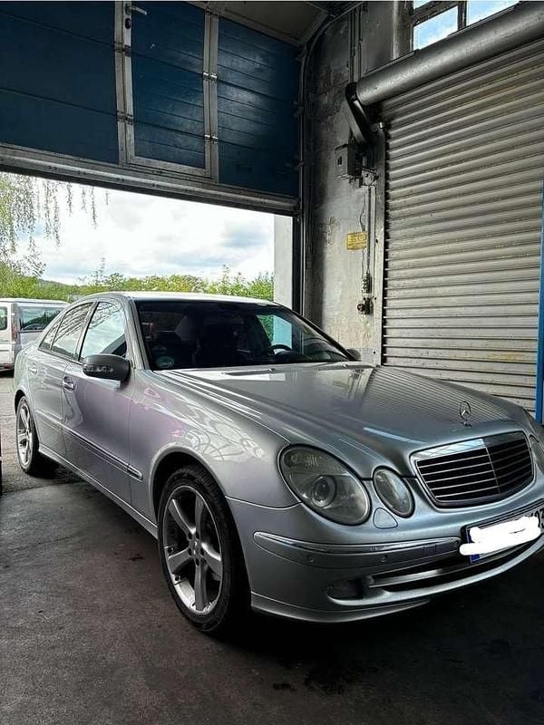 Grau Gebraucht 2005 Mercedes E320 Limousine | 6.700 € (Fairer Preis) - Bild 1/4