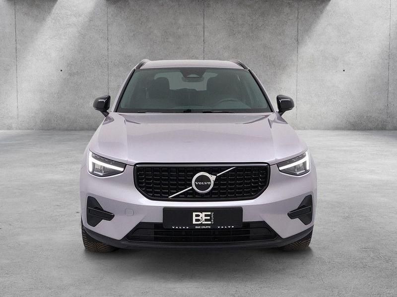 Neu Volvo XC40 Plus 163 PS (119 kW) 2025 Silber SUV