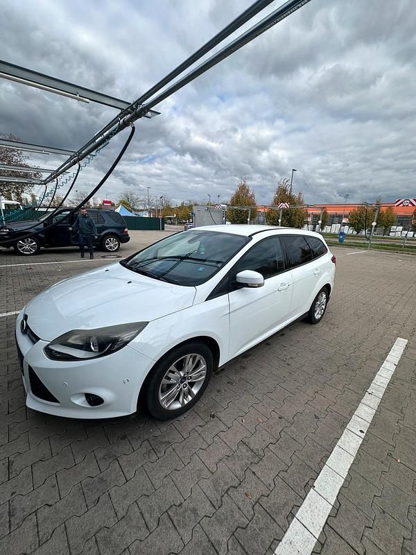 Weiß Gebraucht 2011 Ford Focus Kombi | 4.200 € (Fairer Preis) - Bild 1/4