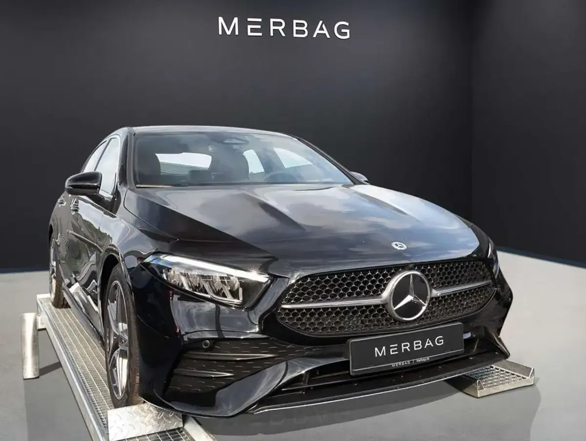 Gebraucht Mercedes A180 AMG line 136 PS (100 kW) 2024 Unilack nachtschwarz Limousine