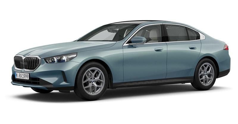 Grün Gebraucht 2024 BMW 540 Comfort Edition Limousine | 61.791 € (Fairer Preis) - Bild 1/4