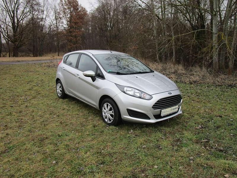 Gebraucht Ford Fiesta Trend 82 PS (60 kW) 2015 Polarsilber metallic Kleinwagen
