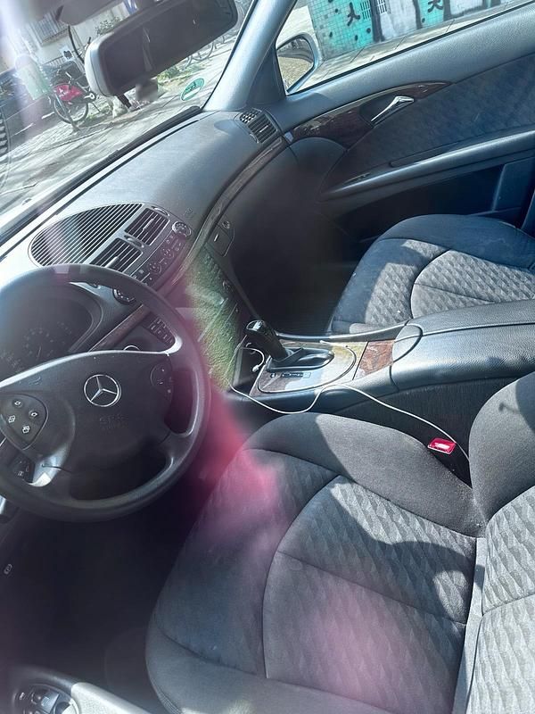 Usado Mercedes E240 2003 Cinzento Sedan