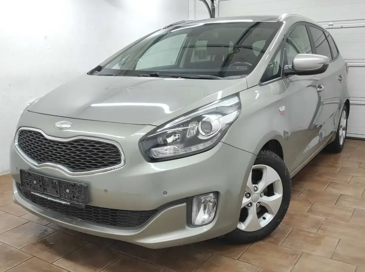 Gebraucht Kia Carens 136 PS (100 kW) 2014 Camden beige Van / Kleinbus