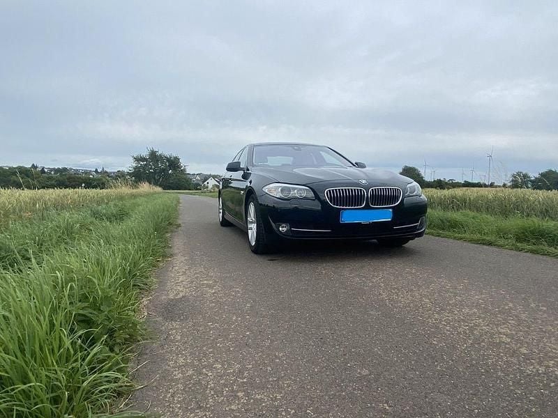 Schwarz Gebraucht 2012 BMW 520 Limousine | 12.300 € (Fairer Preis) - Bild 1/4