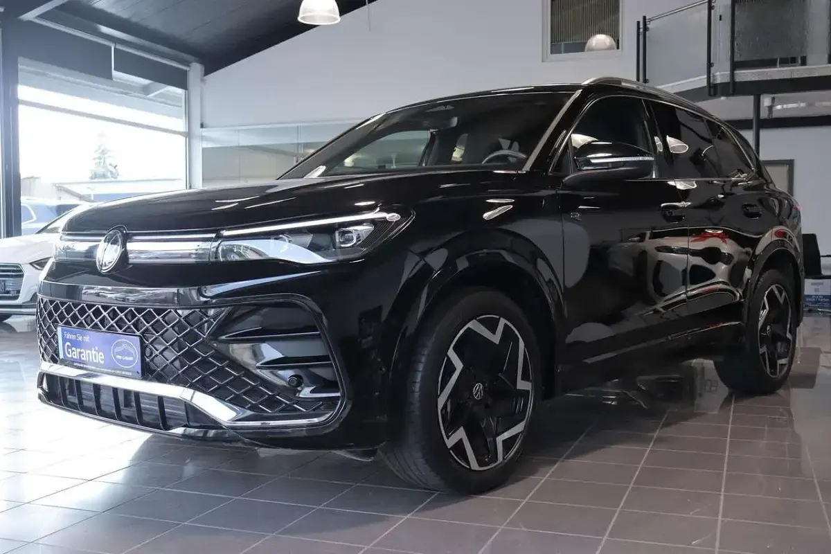 Gebraucht VW Tiguan R-line 150 PS (110 kW) 2025 Schwarz SUV