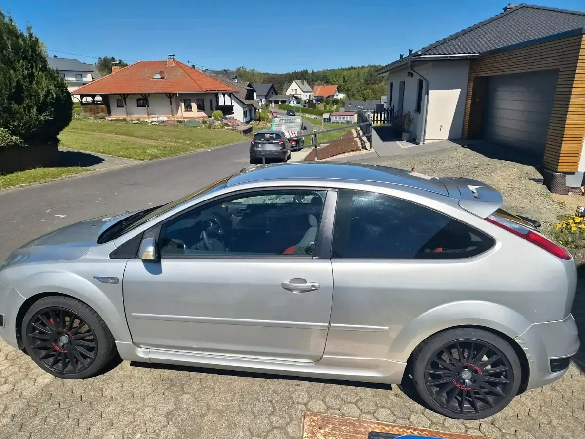 Używany Ford Focus ST 225 KM (165 kW) 2006 Srebrny Sedan/Limuzyna