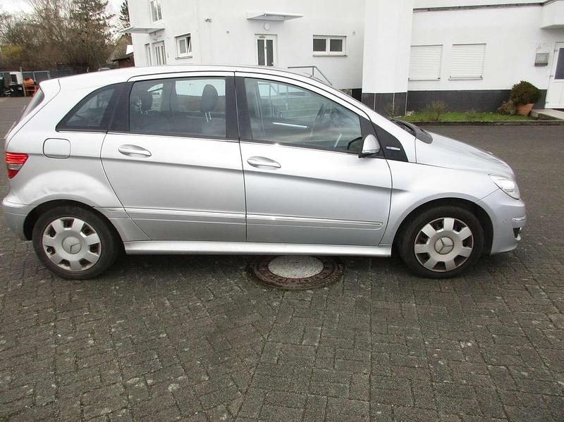 Gebraucht Mercedes B180 116 PS (85 kW) 2011 Polarsilber  metalliclack Van / Kleinbus