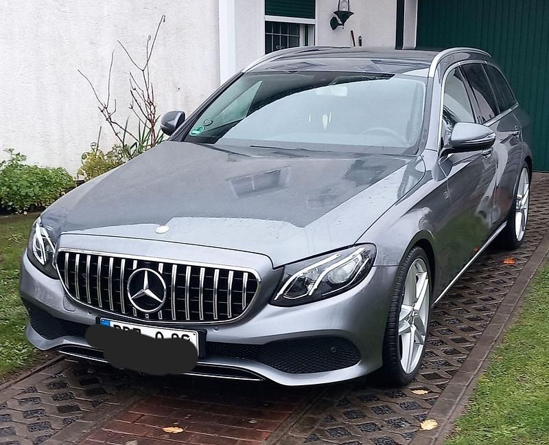 Grau Gebraucht 2016 Mercedes E220 Avantgarde Kombi | 20.400 € (Teuer) - Bild 1/4