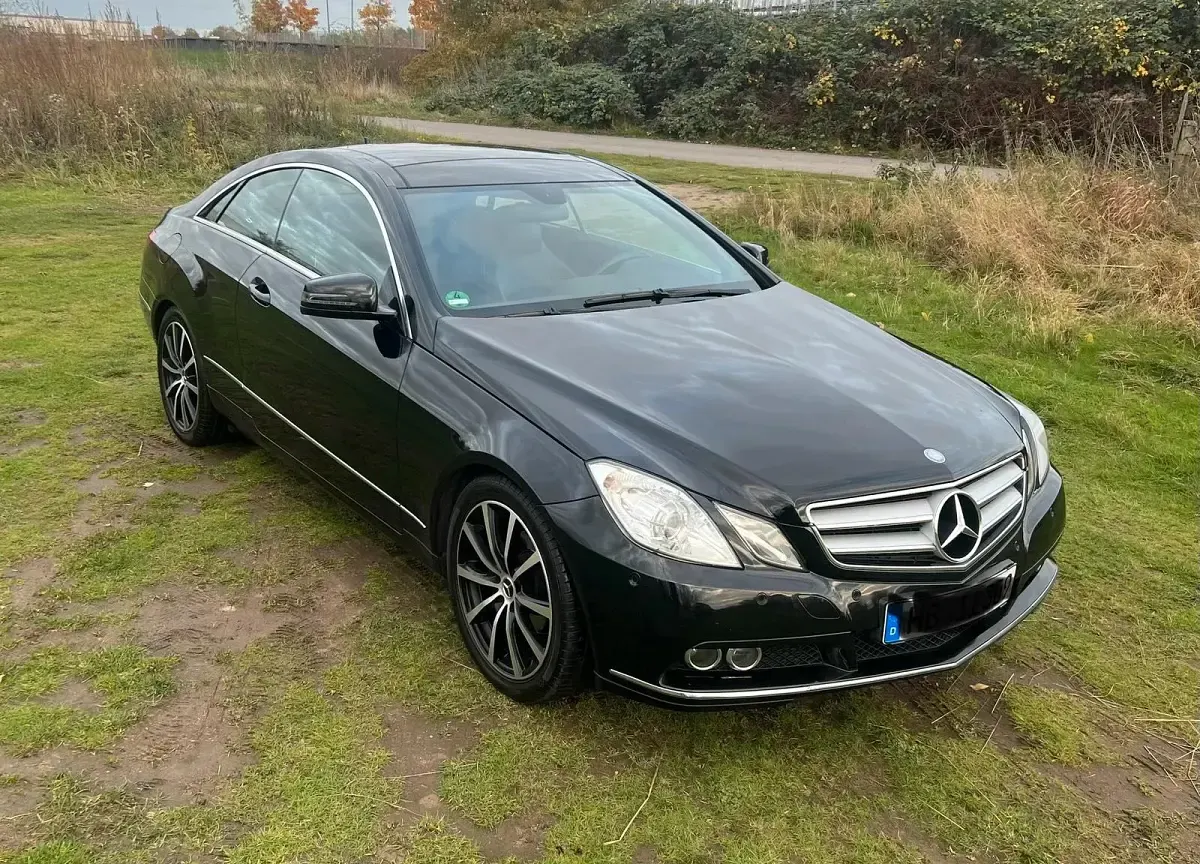 Gebraucht Mercedes E200 184 PS (135 kW) 2010 Schwarz Coupé