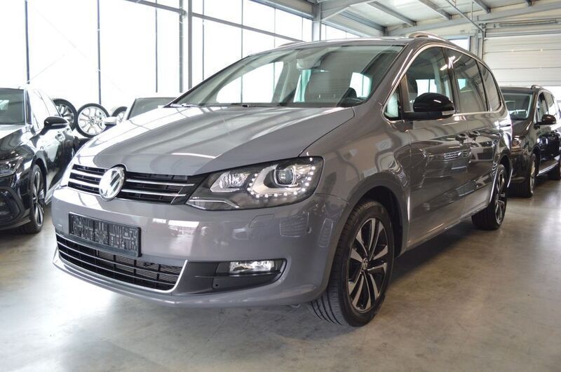Grau Gebraucht 2019 VW Sharan IQ Drive Van / Kleinbus | 30.990 € (Fairer Preis) - Bild 1/4