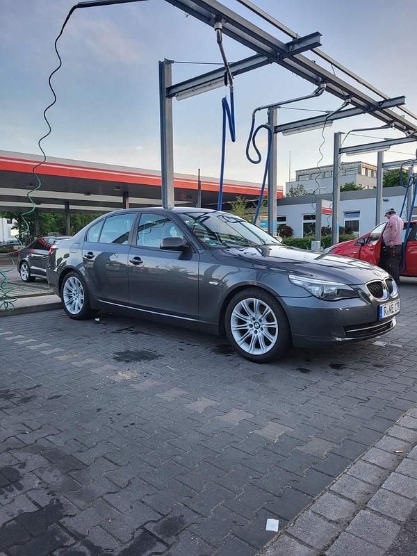 Grau Gebraucht 2009 BMW 520 Limousine | 4.790 € (Guter Preis) - Bild 1/4