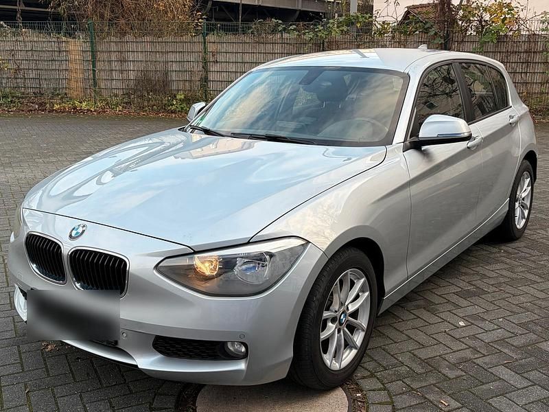 Silber Gebraucht 2012 BMW 116 Urban Line Kleinwagen | 7.950 € (Guter Preis) - Bild 1/4