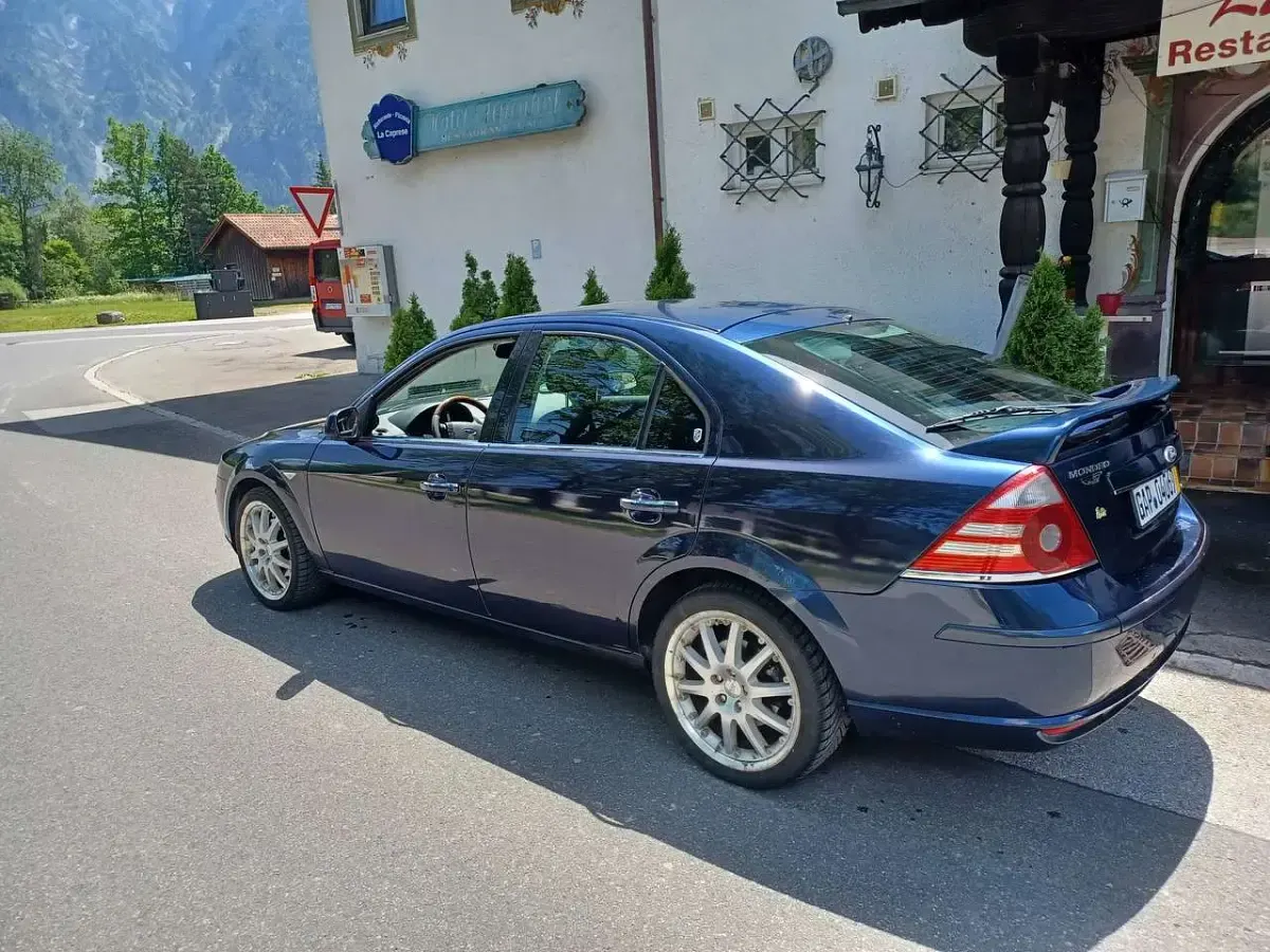 Gebraucht Ford Mondeo Ghia 170 PS (125 kW) 2005 Blau Limousine