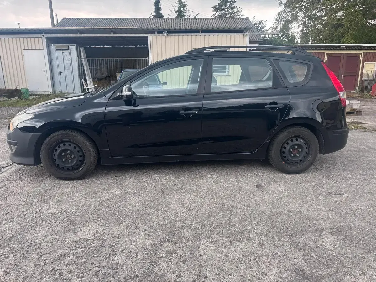 Gebraucht Hyundai i30 90 PS (66 kW) 2012 Schwarz Kombi