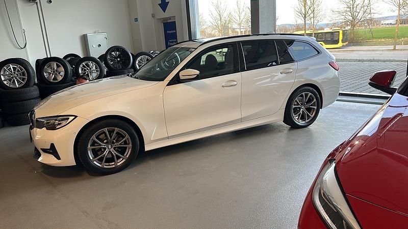 Weiß Gebraucht 2019 BMW 320 Sport Line Kombi | 24.890 € - Bild 1/3