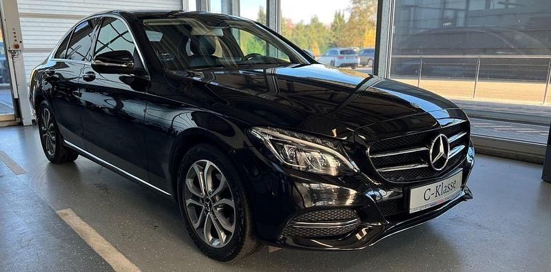 Schwarz Gebraucht 2012 Mercedes C200 Limousine | 16.900 € - Bild 1/4