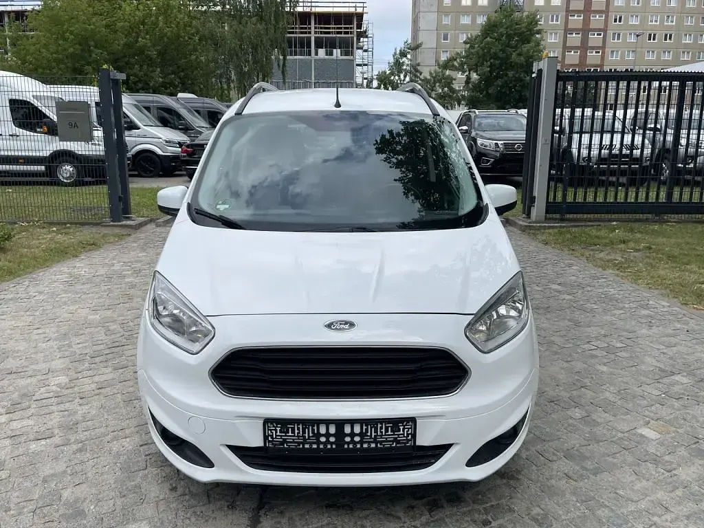 Gebraucht Ford Tourneo Titanium 101 PS (74 kW) 2017 Frost weiss Kombi