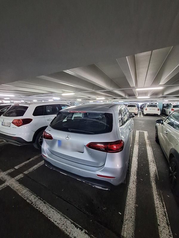 Gebraucht Mercedes B180 Progressive 136 PS (100 kW) 2024 Silber Van / Kleinbus