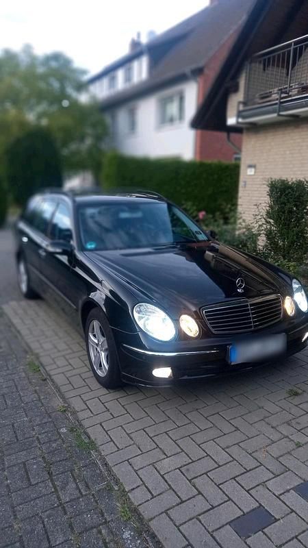 Schwarz Gebraucht 2004 Mercedes E240 Kombi | 3.550 € (Fairer Preis) - Bild 1/4