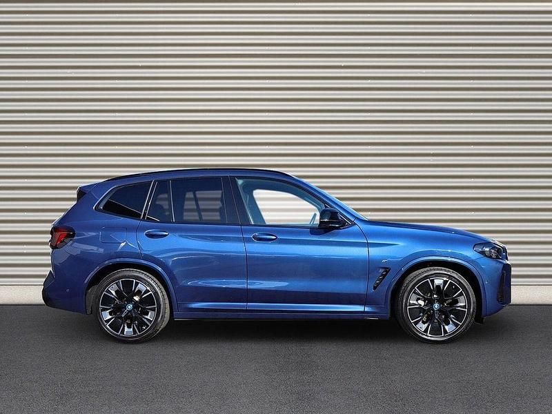 Gebraucht BMW iX3 Shadowline 210 kW (286 PS) 2023 Phytonicblau SUV