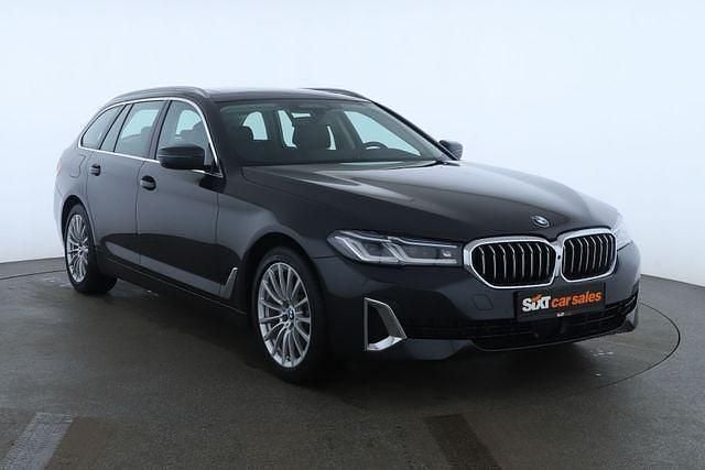 Grau Gebraucht 2023 BMW 520 Luxury Line Kombi | 32.880 € (Guter Preis) - Bild 1/4