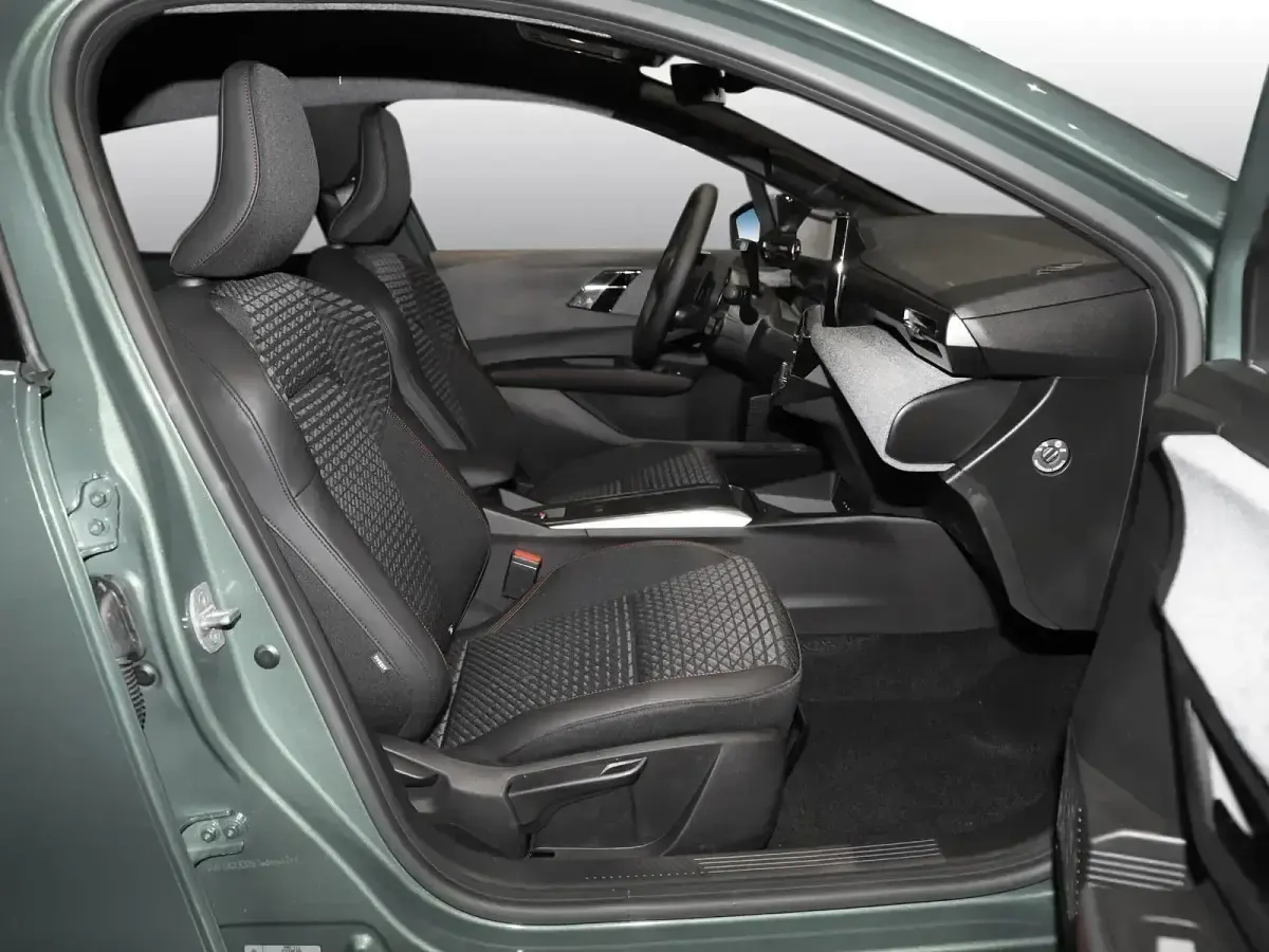Neu Renault Clio V Techno 114 PS (83 kW) 2026 Absolutgrün Limousine