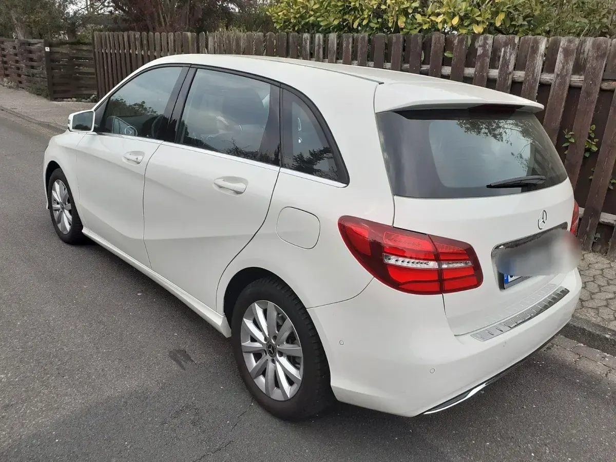 Gebraucht Mercedes B180 Style 122 PS (89 kW) 2017 Weiß Van / Kleinbus