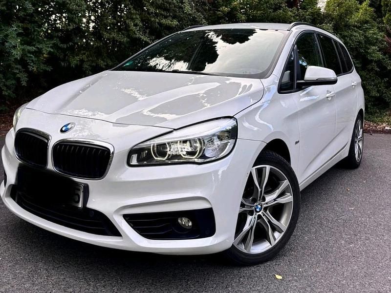Weiß Gebraucht 2016 BMW 220 Gran Tourer Sport Line Van / Kleinbus | 16.500 € (Fairer Preis) - Bild 1/4