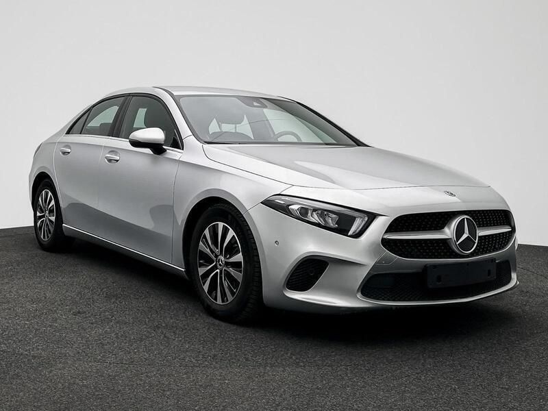 Silber Gebraucht 2021 Mercedes A180 Limousine | 21.500 € - Bild 1/4