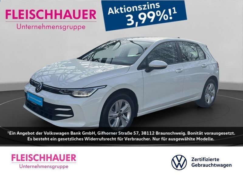 Weiss Gebraucht 2024 VW Golf VIII Life Limousine | 20.970 € (Superpreis) - Bild 1/4
