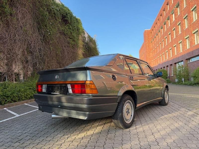 Używany Alfa Romeo 75 148 KM (108 kW) 1989 Szary Sedan/Limuzyna
