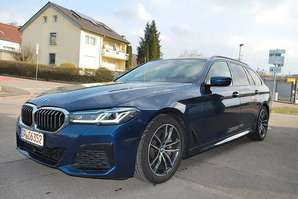 Gebraucht BMW 530 M Sport 286 PS (210 kW) 2023 Blau Limousine