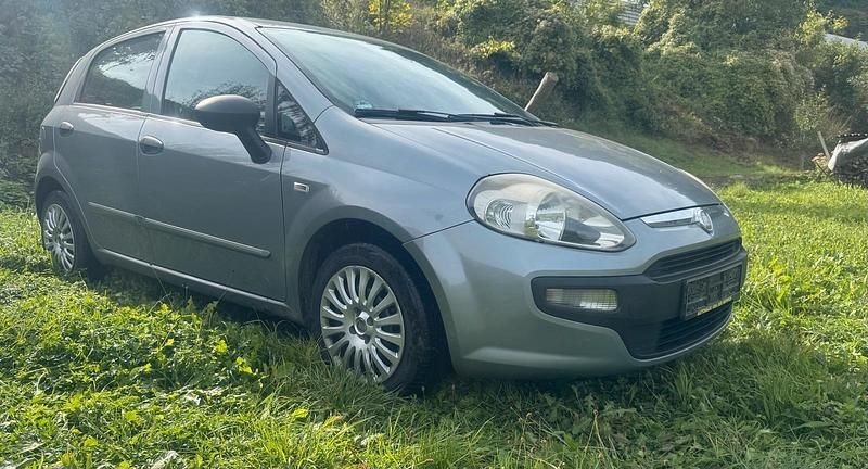 Grau Gebraucht 2011 Fiat Grande Punto Kleinwagen | 2.550 € (Fairer Preis) - Bild 1/4