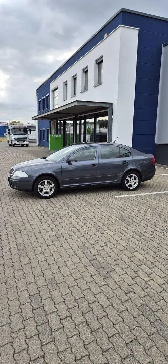 Gebraucht Skoda Octavia Family 102 PS (75 kW) 2012 Grau Limousine