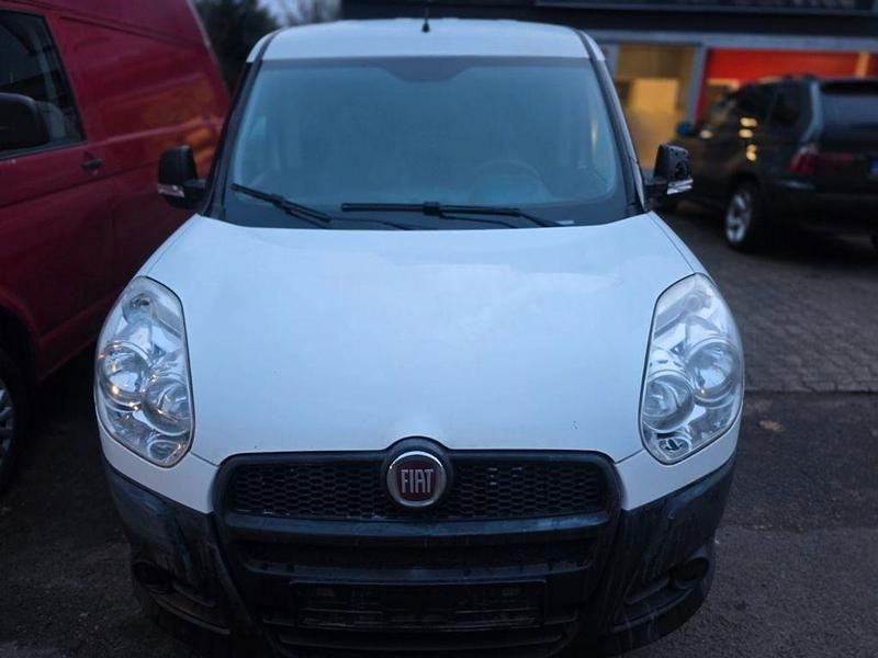 Weiß Gebraucht 2015 Fiat Doblò Basis Van / Kleinbus | 3.800 € (Fairer Preis) - Bild 1/4