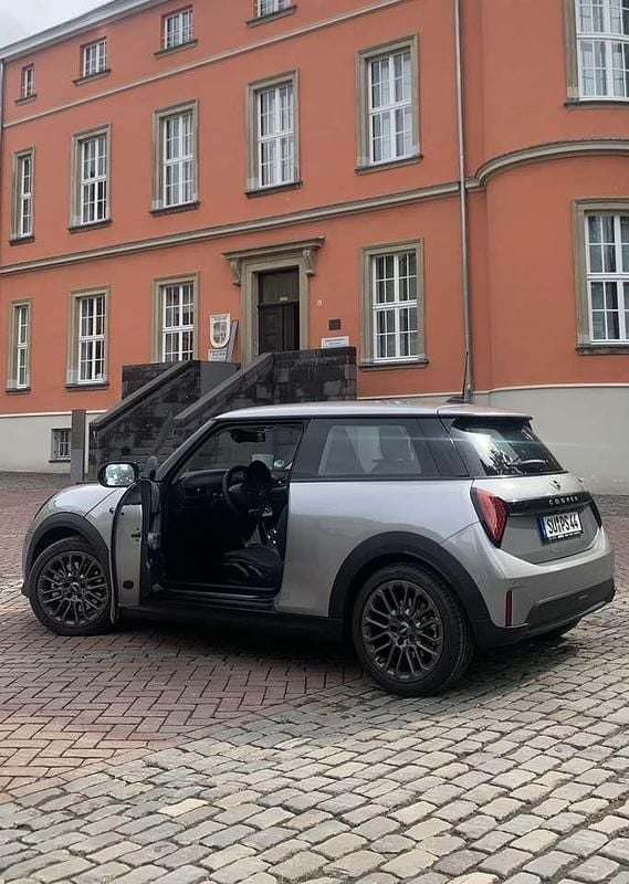 Gebraucht 2025 Mini Cooper Essential Kleinwagen | 26.700 € (Guter Preis) - Bild 1/4