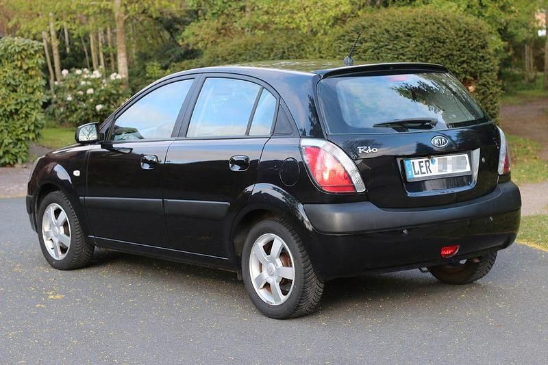 Gebraucht Kia Rio EX 97 PS (71 kW) 2006 Schwarz Limousine